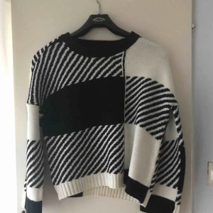  - En sjukt cool stickad tröja ifrån Only, beställde hem den för 2 månader sen och aldrig använt den så hoppas någon annan vill ha den! Jag står för frakten och tar emot swisch!💙