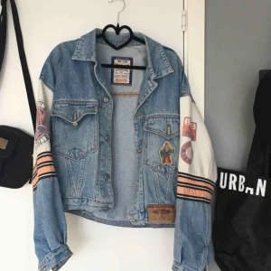  - Säljer nu min skiitsnygga vintage jeansjacka som är costumeMade från Asos marketplace!😍 Sitter väldigt najs på mig som är en S. Passar XS-M. Haft den ett år & den är nytvättad❣️ nypris: 1200. Säljer för 400 INKLUSIVE frakt vid snabbt köp! 
