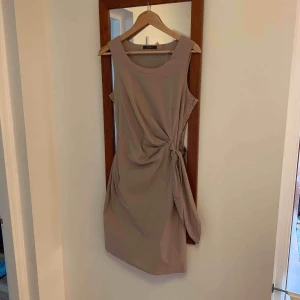  - Beige / sandfärgad klänning fr Esprit. Använd en ggn.
