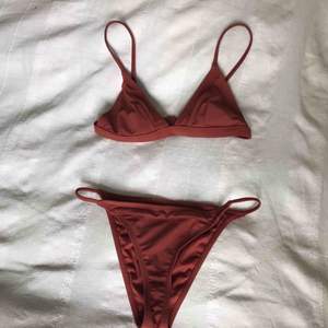 Säljer en röd/brun/rostig bikini från nakd pga att överdelen är för liten för mig. Den är i storlek XS men skulle kunna passa S. Frakt ingår i priset. Kontakta för mer detaljer!