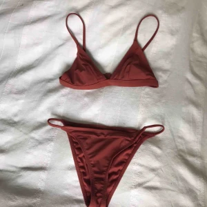 - Säljer en röd/brun/rostig bikini från nakd pga att överdelen är för liten för mig. Den är i storlek XS men skulle kunna passa S. Frakt ingår i priset. Kontakta för mer detaljer!