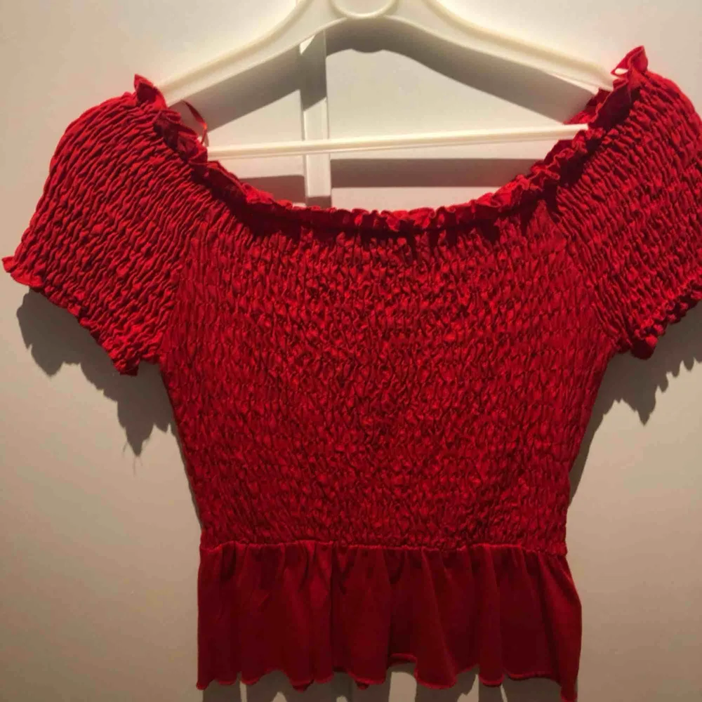 Offshoulder Gina tricot Röd offshoulder tröja från Gina tricot i stl xs. Frakt 40kr😊 Nypris 300kr😏. Skjortor.