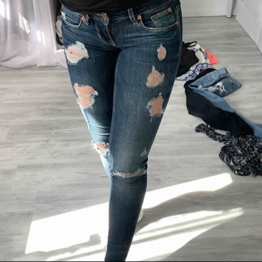 Asss snygga jeans med slitningar, aldrig använt och säljer pågrund av för små för mig !. Jeans & Byxor.
