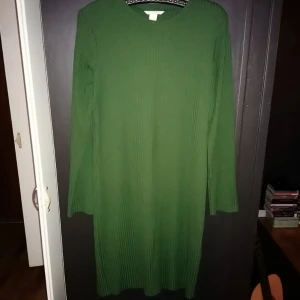  - Ribbad klänning, som ny! 