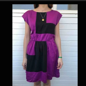  - Klänning från monki. Den är fint skick, knappt använd och har inga hål eller fläckar.   Personen på bilden är 158 cm lång.