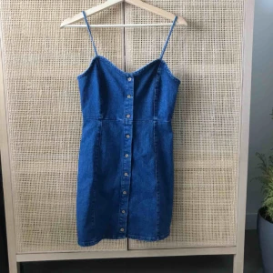  -  Helt oanvänd jeansklänning från Asos (pull & bear). Säljer pga för liten strl, det står M men skulle säga att det är en tight S! Köparen står för frakt.