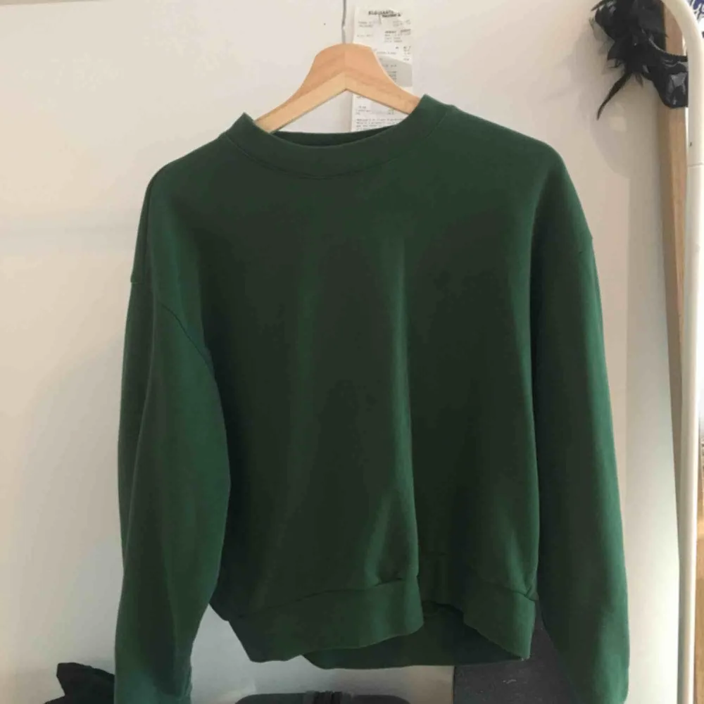 En basic sweatshirt från Weekday i en jättefin grön färg. Använder den sällan. Nypris: 250! Jag som är en S-M passar i den och den är inte allt för tight.. Tröjor & Koftor.