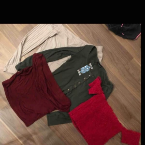  - Klädpaket med olika toppar Aldrig använda  Dom röda-M men små i storleken  Den gröna och beiga-S Alla för 500 eller en för 200 Om man köper alla står ja för frakten annars står man själv för frakt