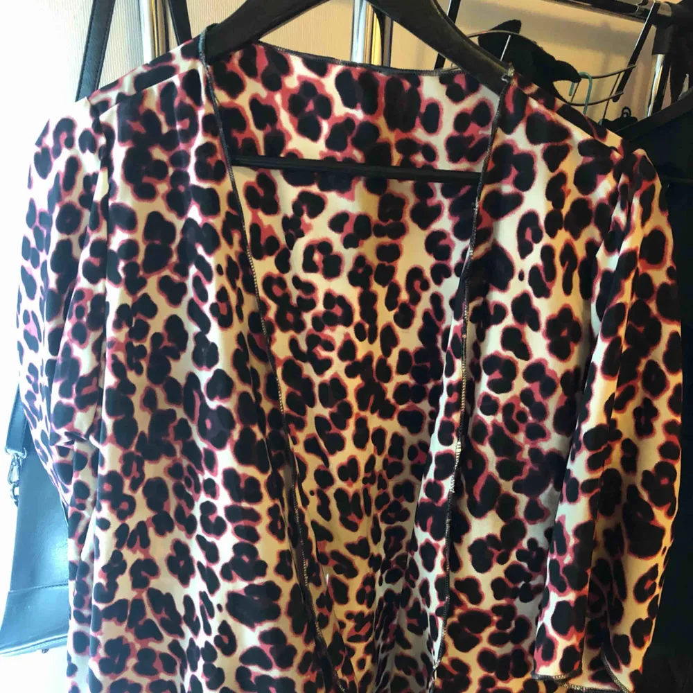 Silk kimono  Great for summer🌸 Size: small/medium  Color: leopard print, black/pink/white| used once|great condition🤩. Tröjor & Koftor.