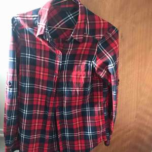Rödrutig lumberjack skjorta, kan mötas upp i gbg annars betalar köparen frakt