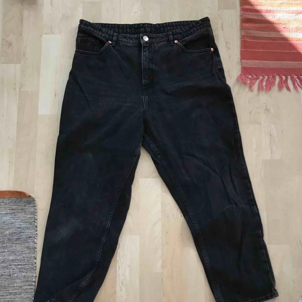 Svarta högmidjade mom jeans. Köparen står för frakt, annars kan jag mötas upp i Stockholmsområdet🌞. Jeans & Byxor.