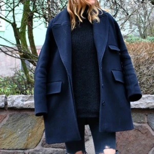  - Jättefin mörkblå kappa från H&M trend. Superfint skick och oversize i modellen så passar 34-38.