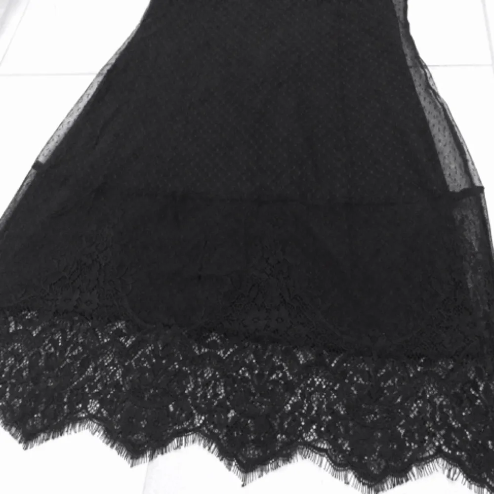 H&M  svart klänning. Storlek 38 men passar även 36. . Klänningar.