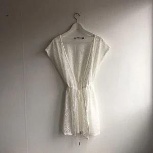  - Vit virkad strandklänning. Aldrig använd 