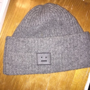  - Grå mössa från ACNE