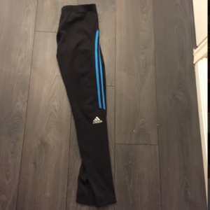  - Tights från Adidas. Ser ej storlek men passar mig som är 36/38 vanligtvis. Använd fåtal gånger