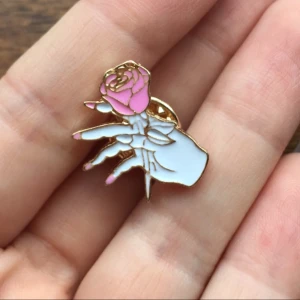  - Pin, hand med ros! Saknas färg på en nagel, kanske skulle gå att måla dit :) 30 spänn, frakt inkluderat