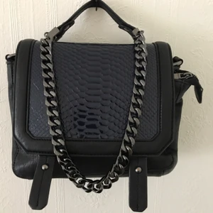  - Väska i äkta läder ifrån H&M. Två fack med dragkedja på insidan. Jag belastar frakt och har swish 