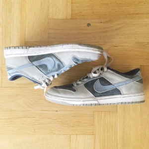  - Sneakers från Nike, väl använda men inget fel på dem