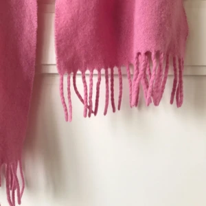  - Kort halsduk i klarrosa. 