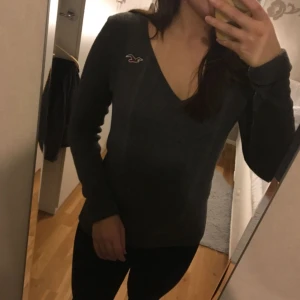  - Tröja från Hollister, väldigt sparsamt använd :)