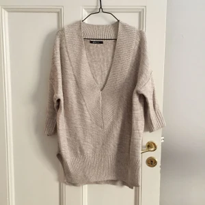  - Bekväm tröja med urringning från gina 