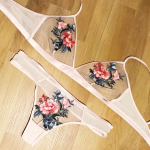  - Set från ELLA M, underkläderna är oanvända.  Trosorna är i storlek S.  Säljes för 120kr, frakt tillkommer. 