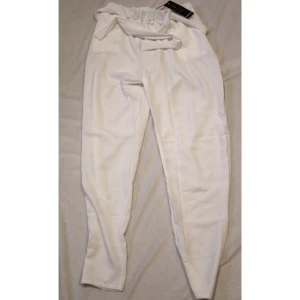  - Vita byxor med hög midja. Nyskick, aldrig använda (lappen fortfarande kvar). Från Boohoo, original pris 225 kr.