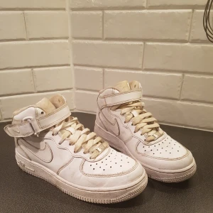  -  Äkta Nike air. Begagnat men fint skick. Går att tvätta med tandborste för att uppnå ett mer "rent" intryck. Köparen står för frakten.