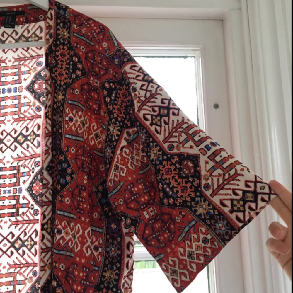 Mönstrad kimono från Forever21, funkar till stl S också. Trekvartslånga ärmar. Betalning via swish, frakt tillkommer.. Blusar.
