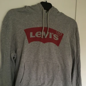  - Levis tjocktröja, äkta såklart, super fin men väl använd, felfri, om fler bilder önskas är de bara att skriva, och köparen står för frakten som vanligt 😊💕