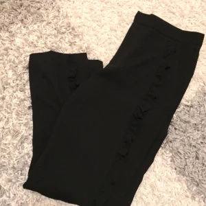  - ”kostymbyxa” med volang längs sidorna från ZARA, aldrig använda förutom provade osv, storlek M. Nypris 299.