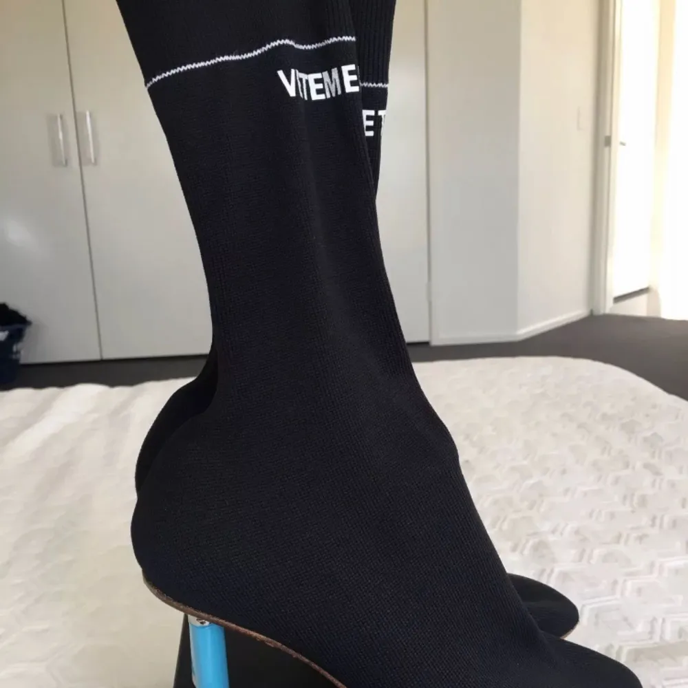Sock boot i Vetements style (ej äkta)! Klacken formad som en tändare. Oanvända! Material sko: Tyg Klack: plast . Skor.