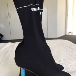  - Sock boot i Vetements style (ej äkta)! Klacken formad som en tändare. Oanvända! Material sko: Tyg Klack: plast 