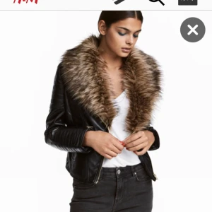  - Fake päls skinnjacka från hm köpt för 600kr frakten ingår i priset, priset kan diskuteras vid snabb affär💕