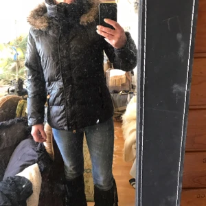  - Dunjacka från Mountain Horse. Storlek S. Lagad på baksidan av ärm, inget som syns. Kan skickas mot fraktkostnad. Kan mötas upp i Angered och Hisingen. 