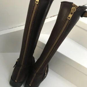  - Johnny Bulls i strl 35, passar 36! Endast använda vid ett fåtal tillfällen, så de är som nya! Har förvarats med stöd inuti under hela tiden då de inte använts. Köpte dem för cirka 2000kr. 