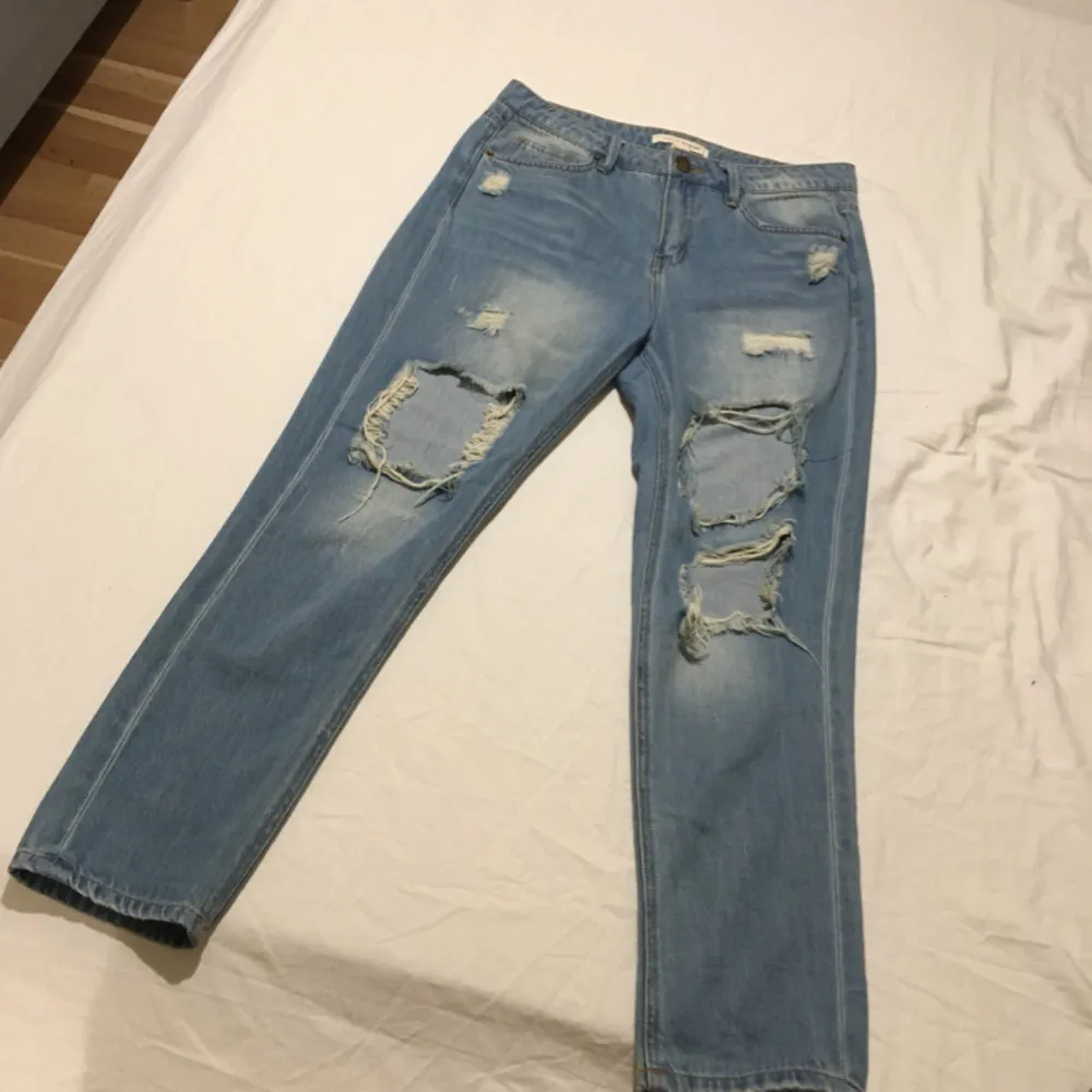 Jättefina ripped mom/boyfriend jeans. Superbra skick. . Jeans & Byxor.