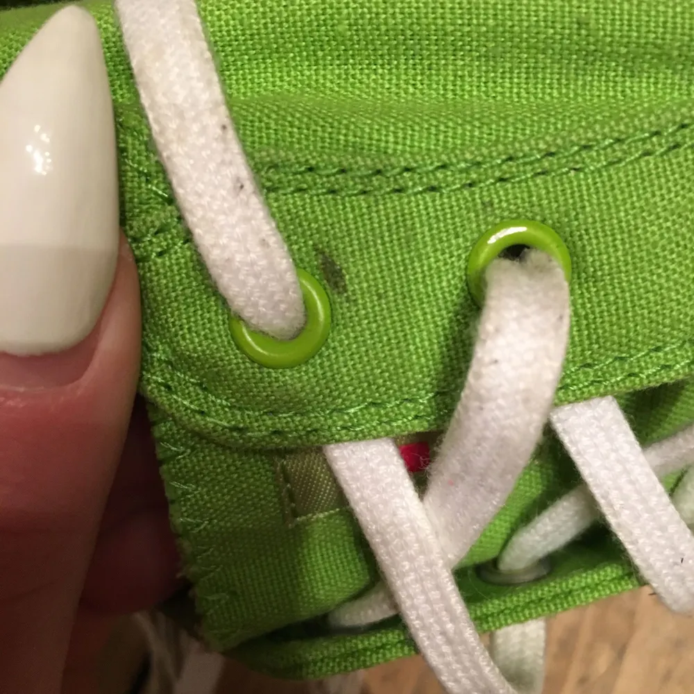 DC skor i grönt och rosa använda fåtal gånger, finns en fläck som 3:e bilden visar men annars helt ok skick. Dom är bra som tränings skor och lätta att gå i, swish går bra köpare står för frakt. Skor.