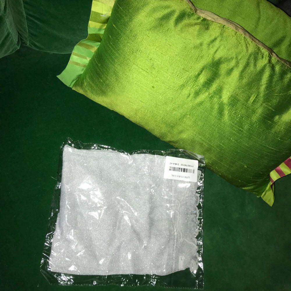 Obruten förpackning, see through/mesh tröja i ljusgrå/nästan vit glitter. Fick hem två och säljer den obrutna (alltså helt oanvänd, Inte provad) förpackningen. . Toppar.