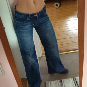  - Superskönt blåjeans i lite 70-tals stil. Utsvängda och midjehöga. 
