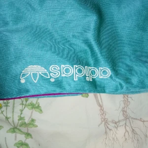  - Vintage Adidas jogger!  Köpt I Hong Kong Storlek ca M/L  Perfekt om du gillar oversize! Frakt tillkommer 🌈 