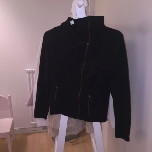  - Sitter tight på en S vilket är snyggt, väldigt skön cool stil 