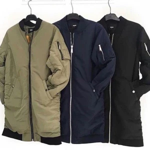  - Säljer jackan i mitten (den marinblåa). Endas använd några få gånger förra hösten 