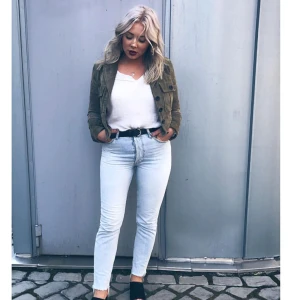  - Grön mockajacka (äkta mocka) sparsamt använd. Storlek L men spanska storlekar så något mindre.