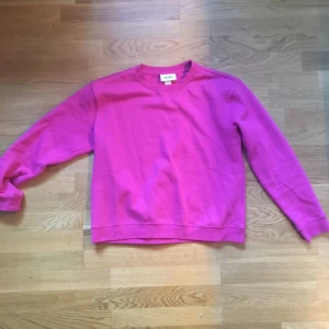  - Snygg rosa collegetröja från Monki i storlek S. Använd ett fåtal gånger så den är i fint skick. Frakt ingår.