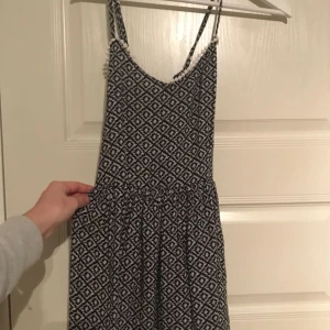  - kort klänning/ tunika i storlek 170 men funkar lika bra på en XS. Reglerbara axelband som går kors i ryggen. Stretch i ryggen så passar många olika kroppsformer. 