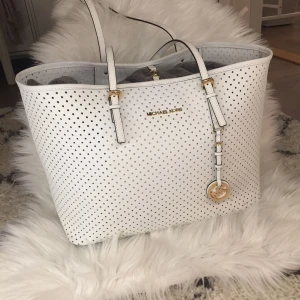  - Knappt använd vit äkta  Michael kors väska, nyskick. Säljs för bästa bud