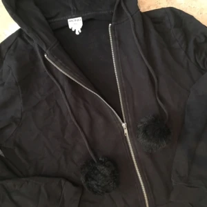  - Supermysig Tröja i storlek XS-S men skulle säga att en M även kan använda denna! Den är lite oversize men det är så modellen ska vara. Den är superskön och härlig med pälsbollar på.   