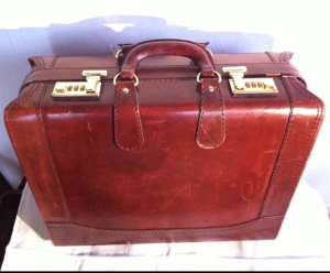 Vintage - vacker resväska i läder med sifferlås  - Vintage - vacker resväska i läder med sifferlås 